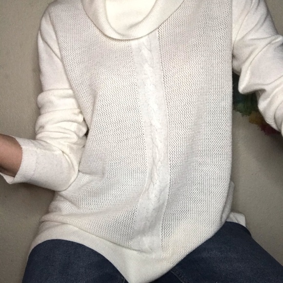 🦢Soft cream colored cowl neck sweater - Picture 4 of 8